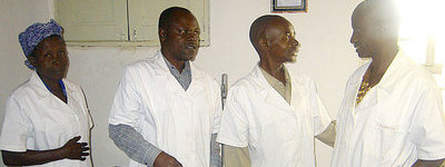Medico e infermieri in nuovo ospedale a Kalenda
